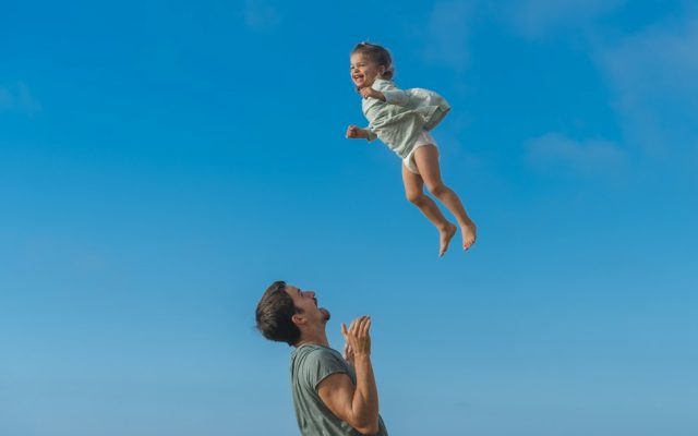 اجرای زنده موسیقی با خواننده و ساز