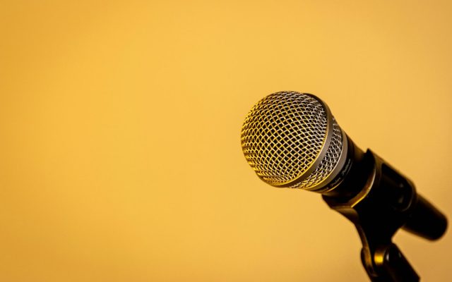میکروفون در پس‌زمینهٔ زرد