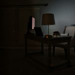 میز کار با چند صفحه‌نمایش در شب