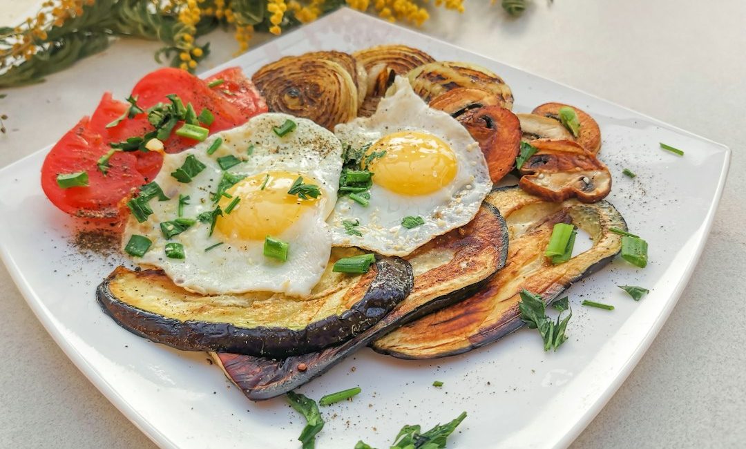 بشقاب تخم‌مرغ و سبزیجات