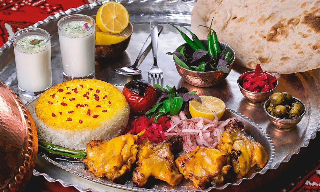 بشقاب غذای گوشتی ایرانی با سبزی