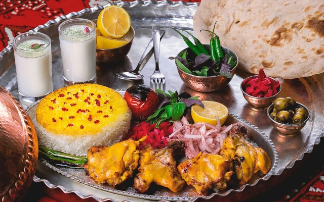 بشقاب غذای گوشتی ایرانی با سبزی
